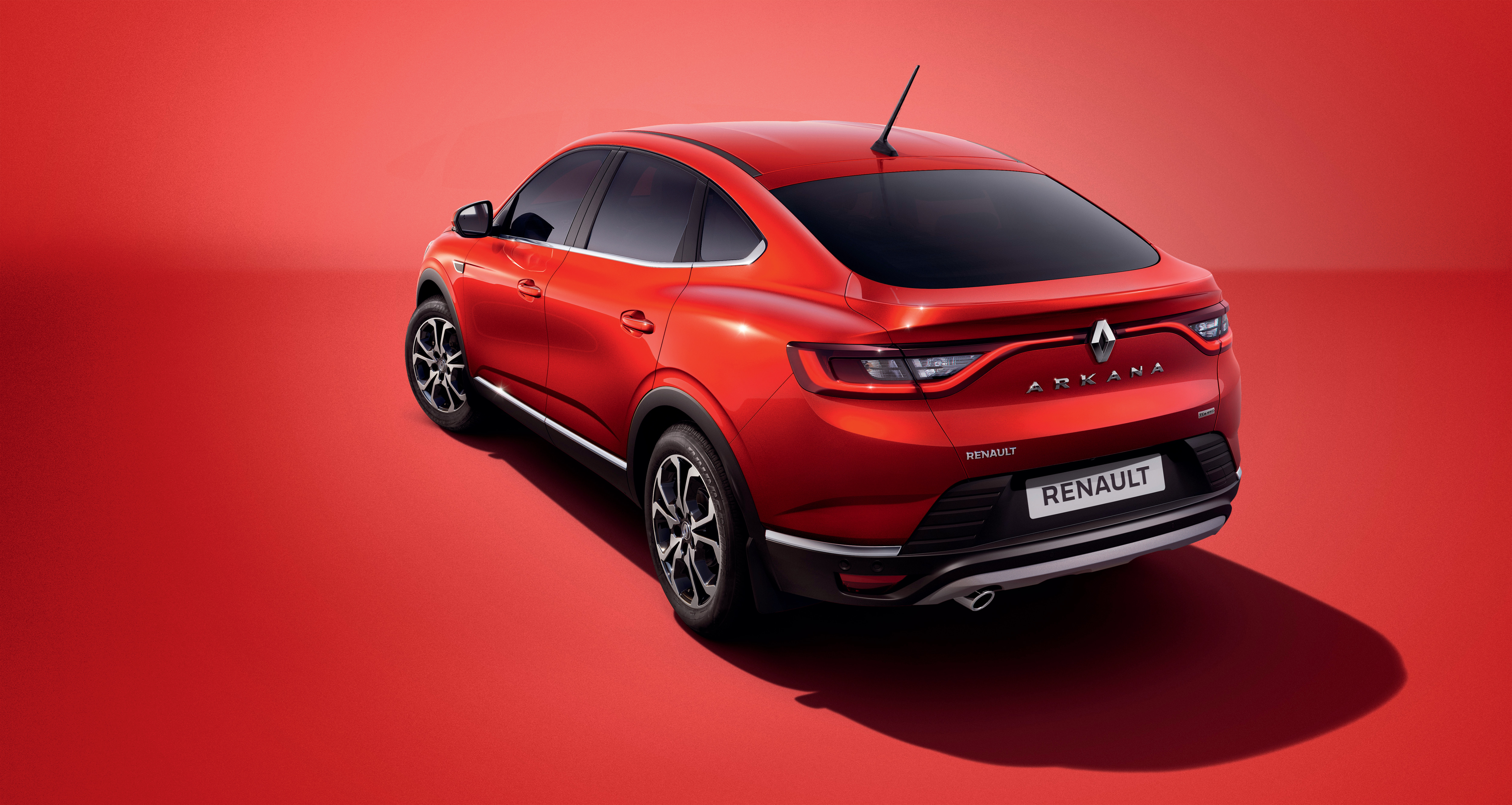 Punane uus Renault Arkana linnamaastur naiselik