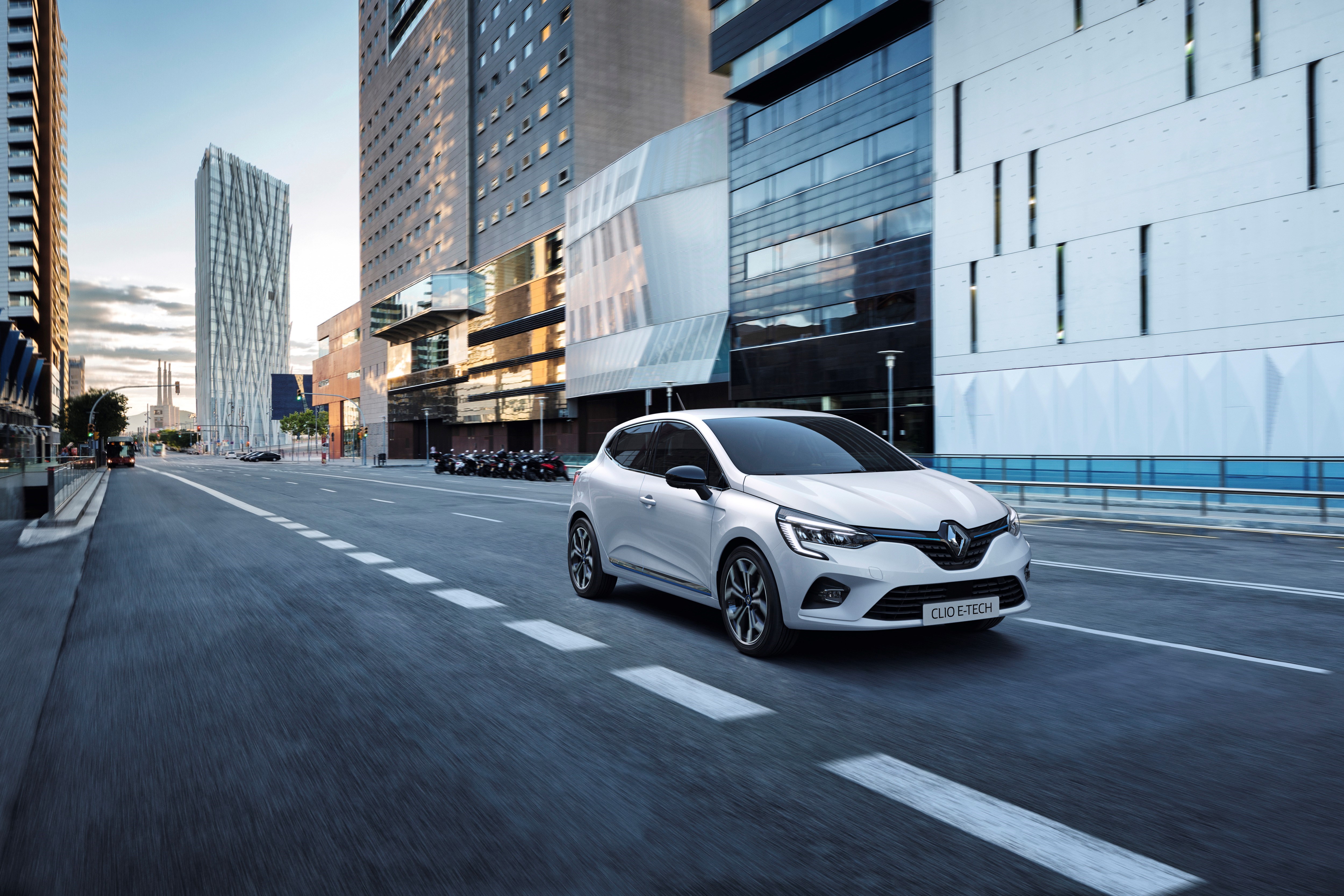 Valge Renault Clio hübriid väliskujundus kere