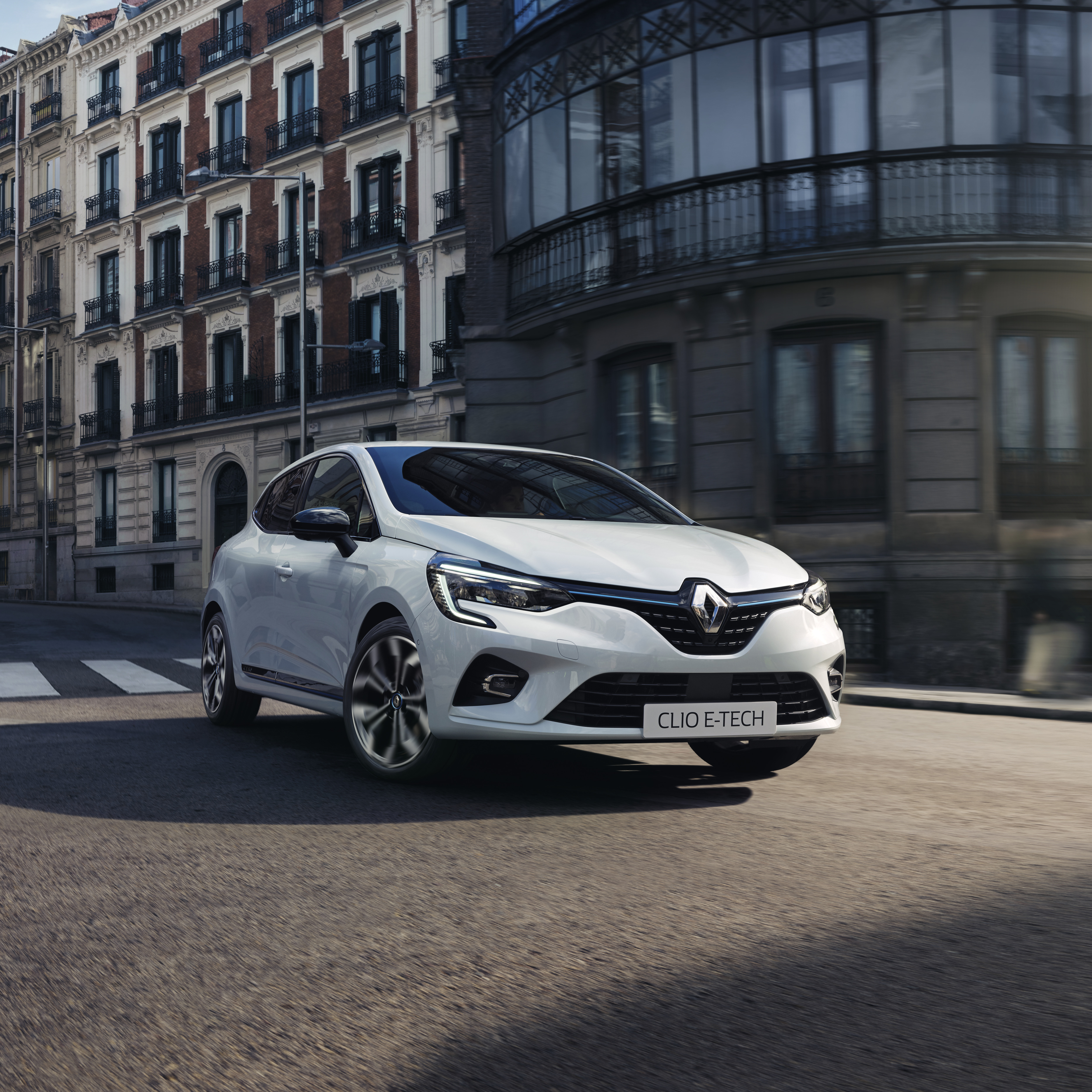 Valge Renault Clio hübriid E-TECH kere väliskujundus tulede joon