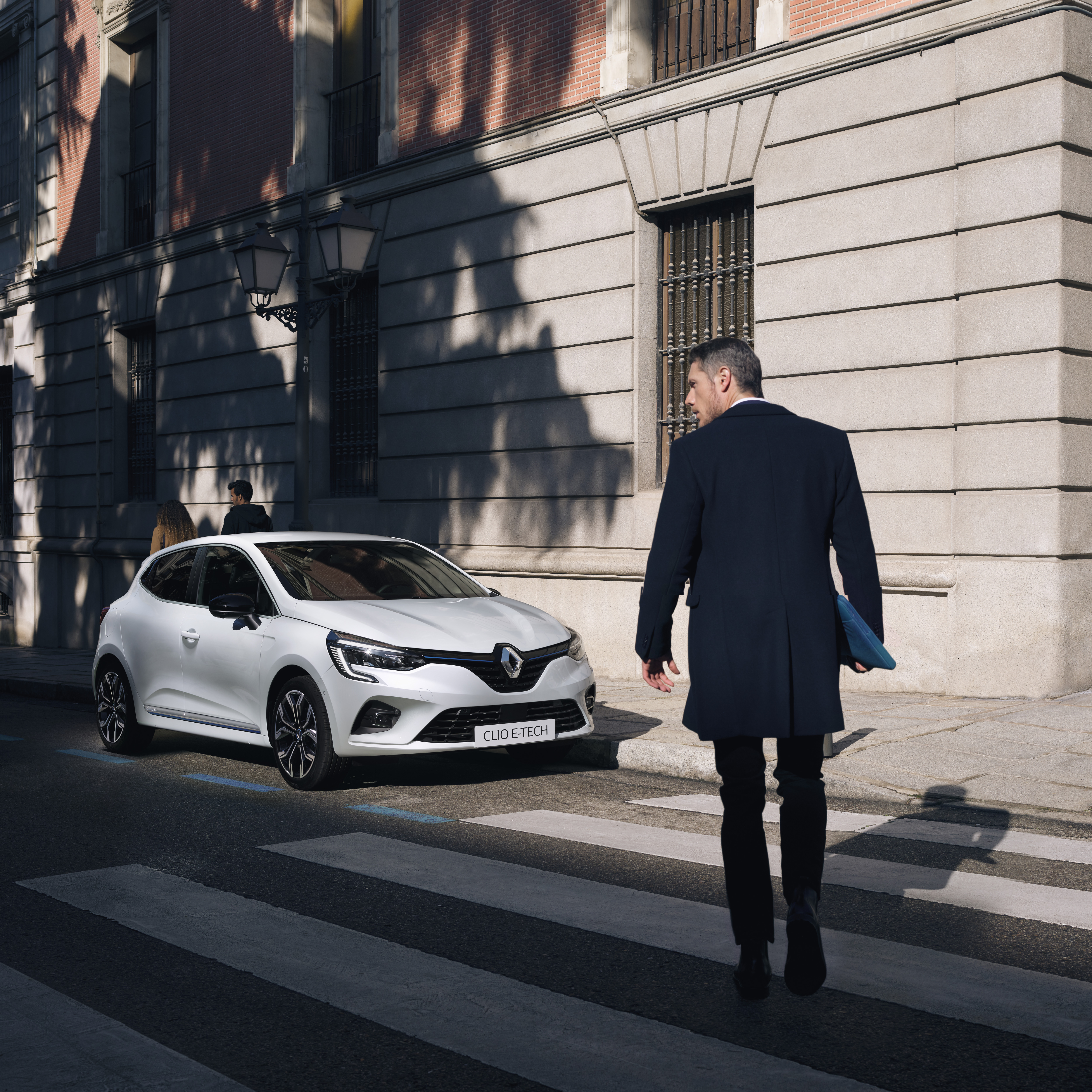 Valge Renault Clio hübriid E-TECH kere väliskujundus