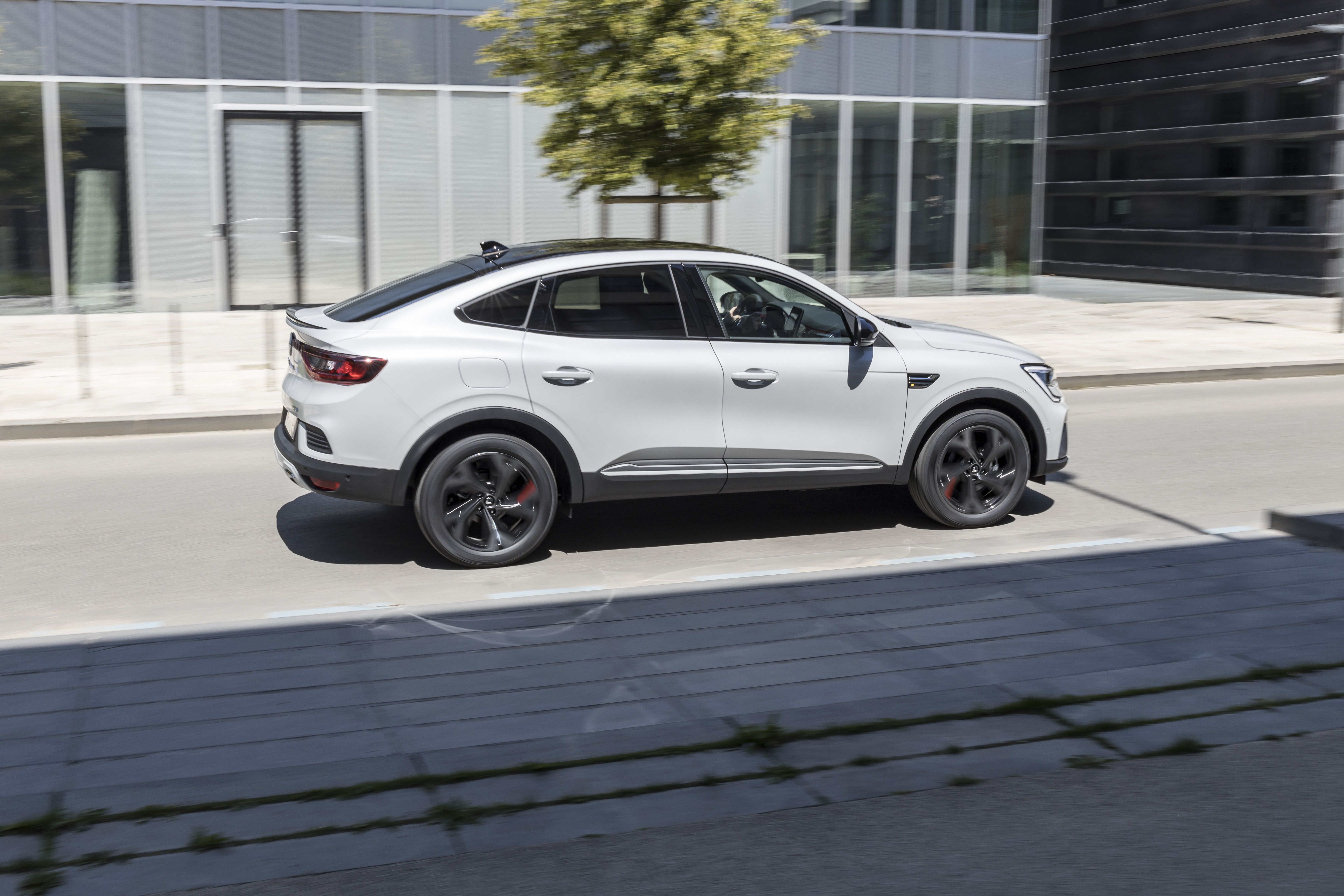 Uus valge Renault Arkana valge väliskujundus linnapildis
