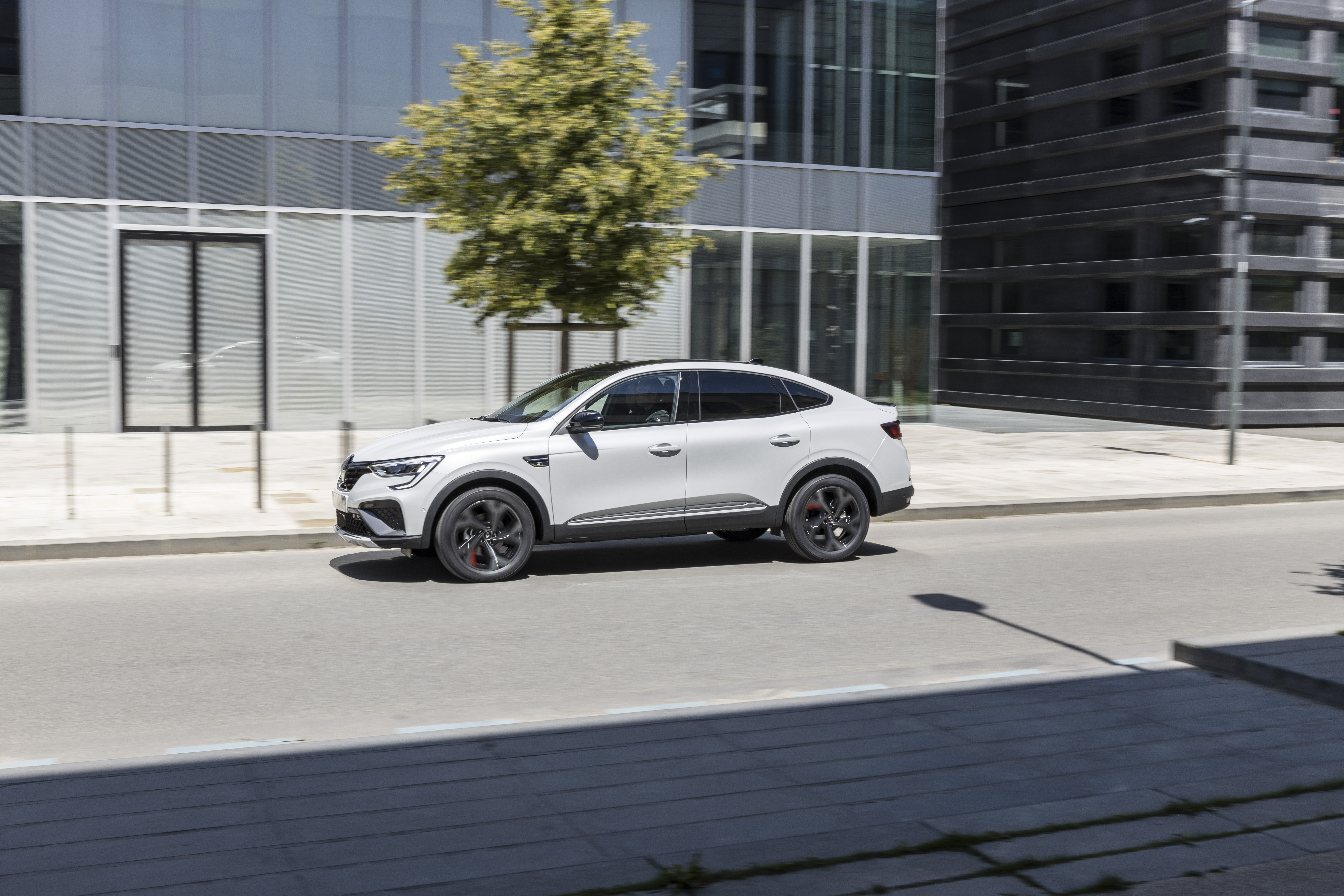 Uus Renault Arkana valge kupee-linnamaastur hübriid E-TECH tehnoloogia