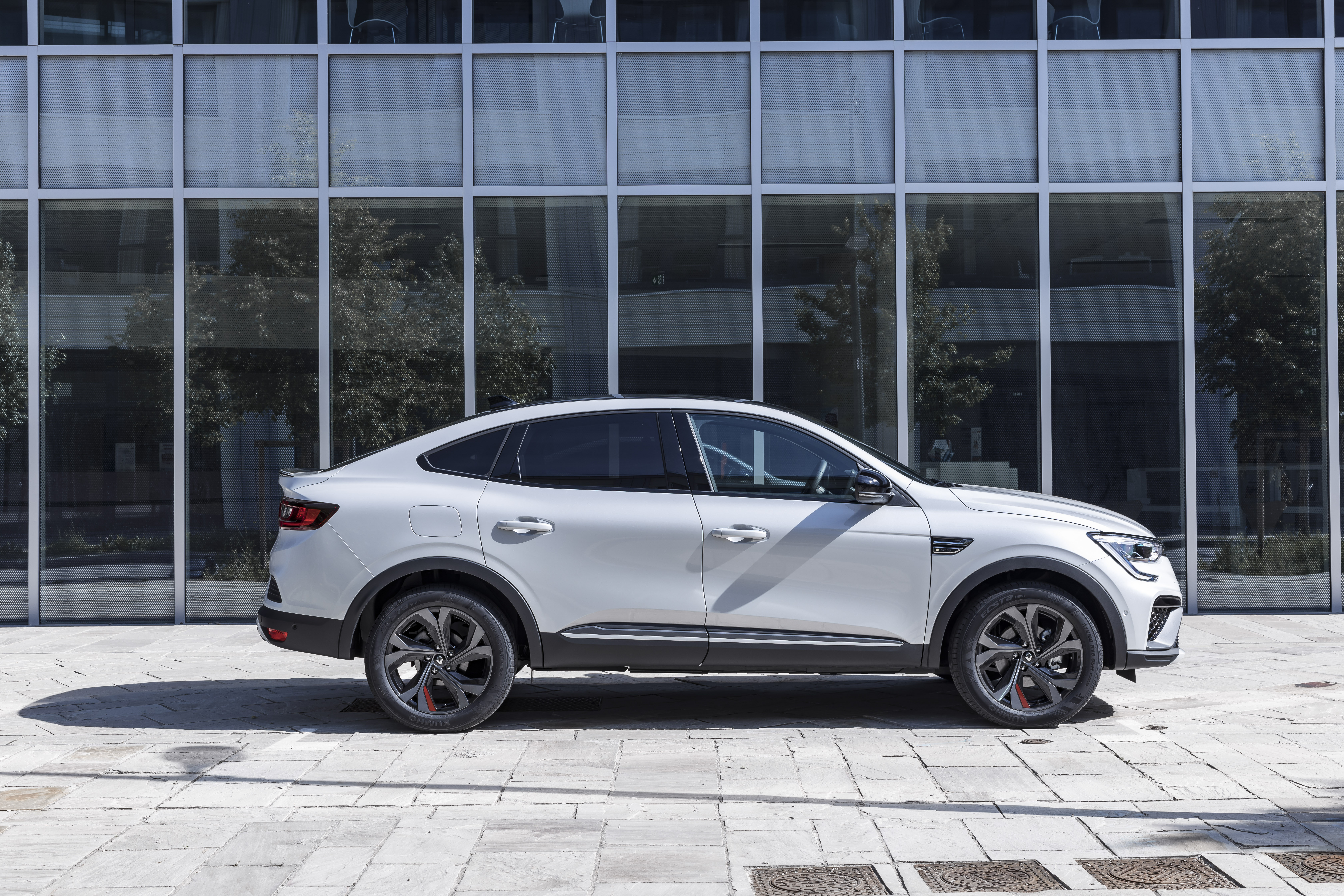 Renault Arkana valge profiili siluett
