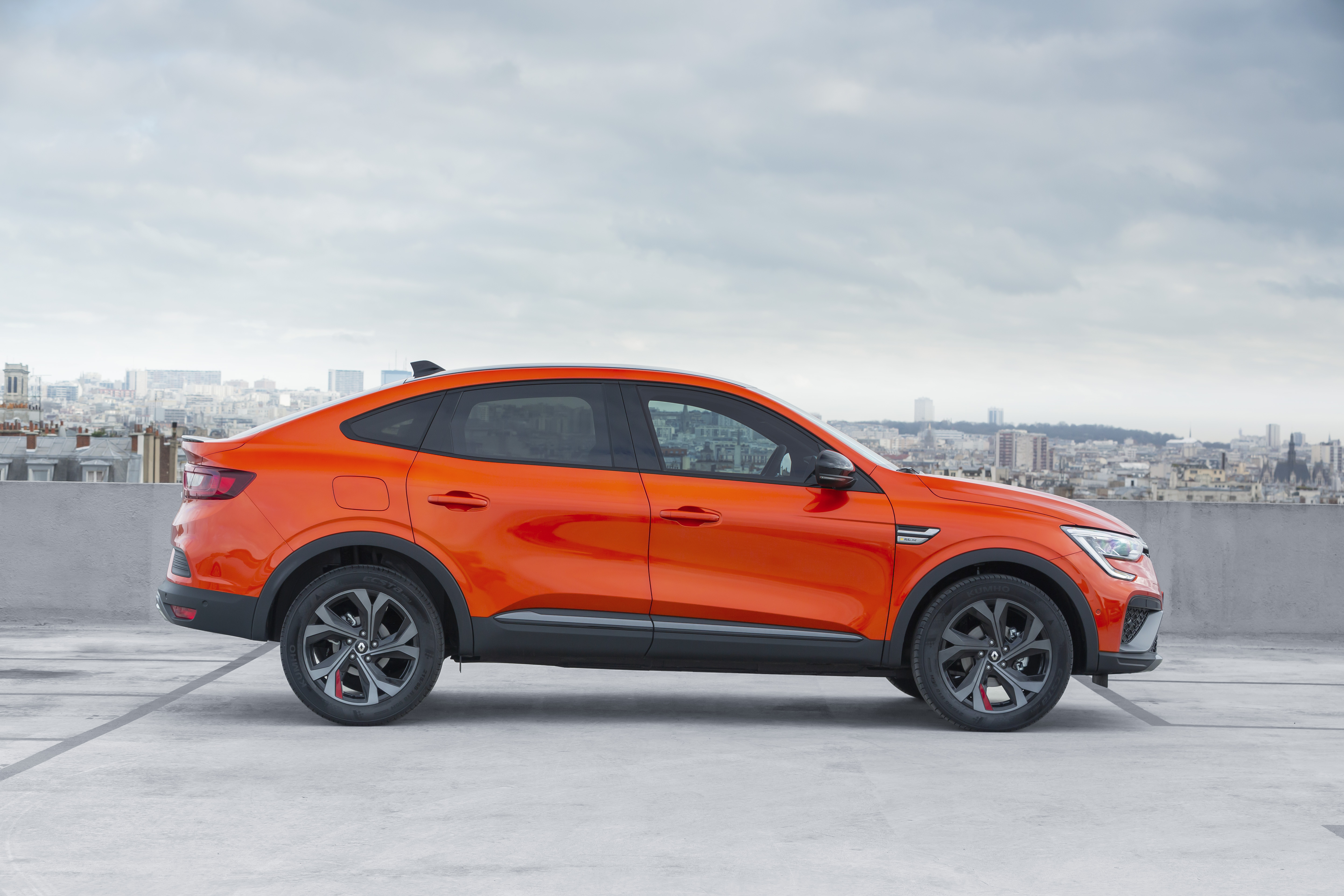 Oranž hübriid linnamaastur Renault Arkana profiil