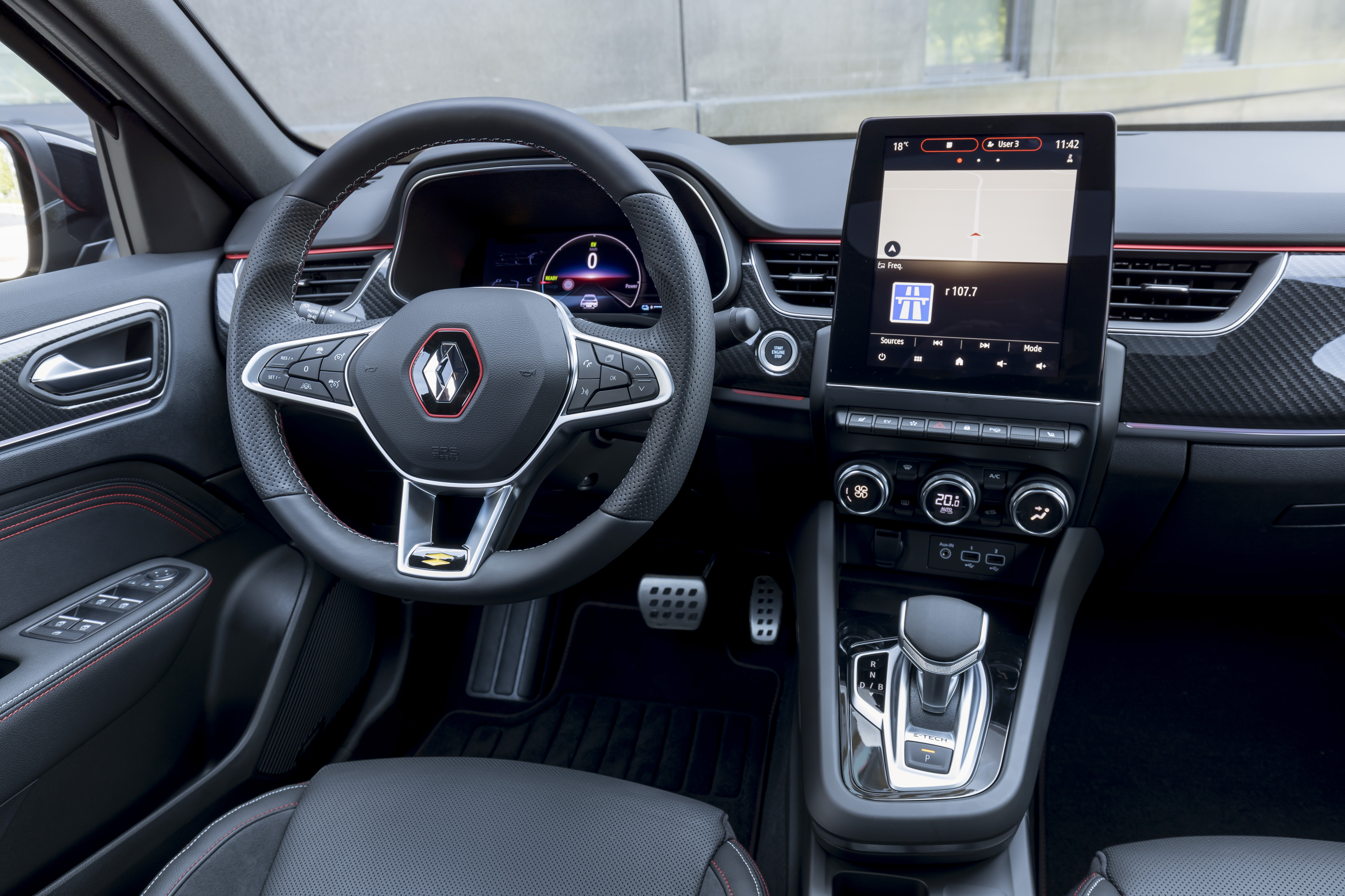 Uus kupee-linnamaastur Renault Arkana sisekujundus näidikutepaneel ekraan 