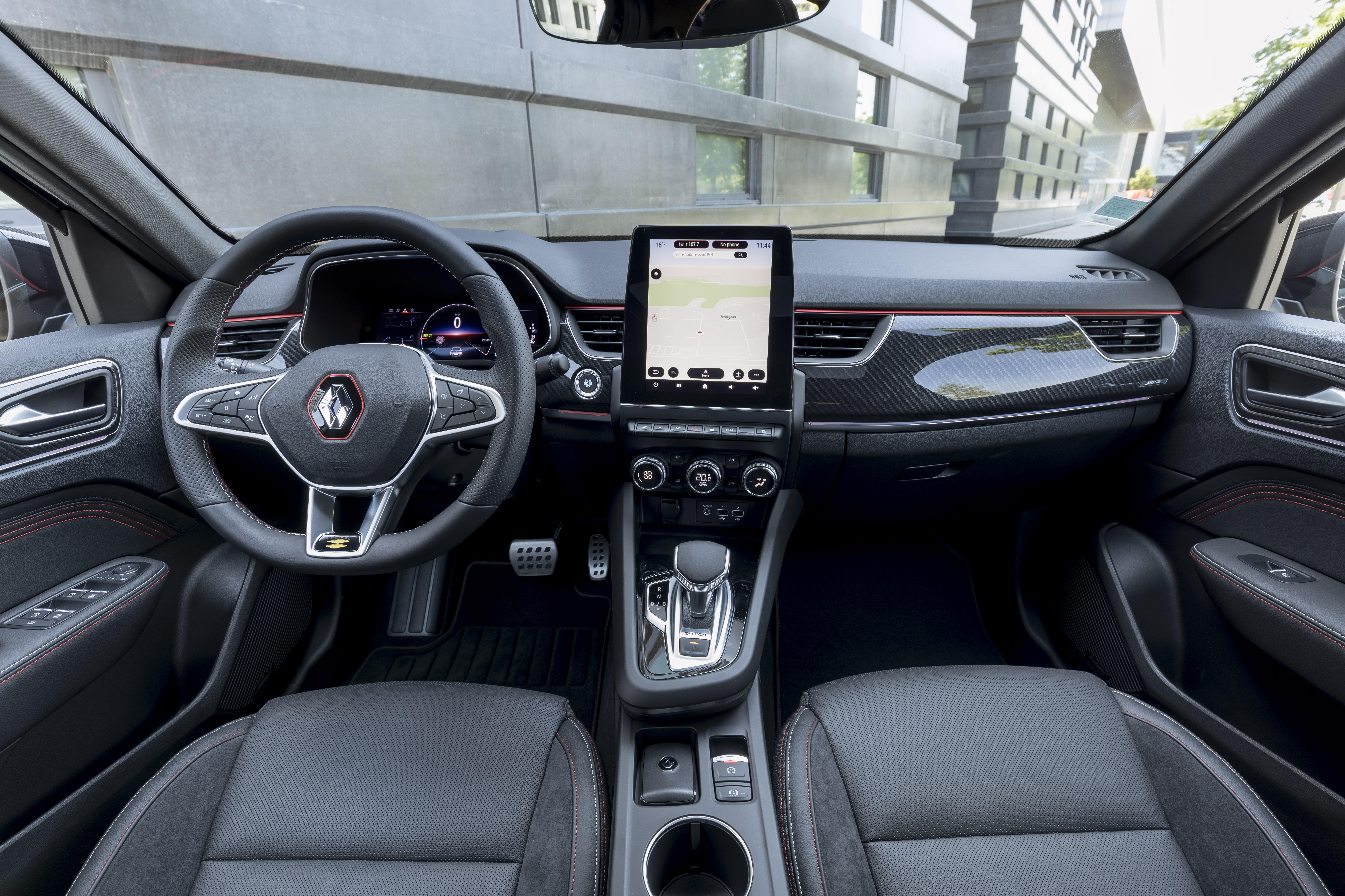 Uus kupee-linnamaastur Renault Arkana sisekujundus ruumikas interjöör