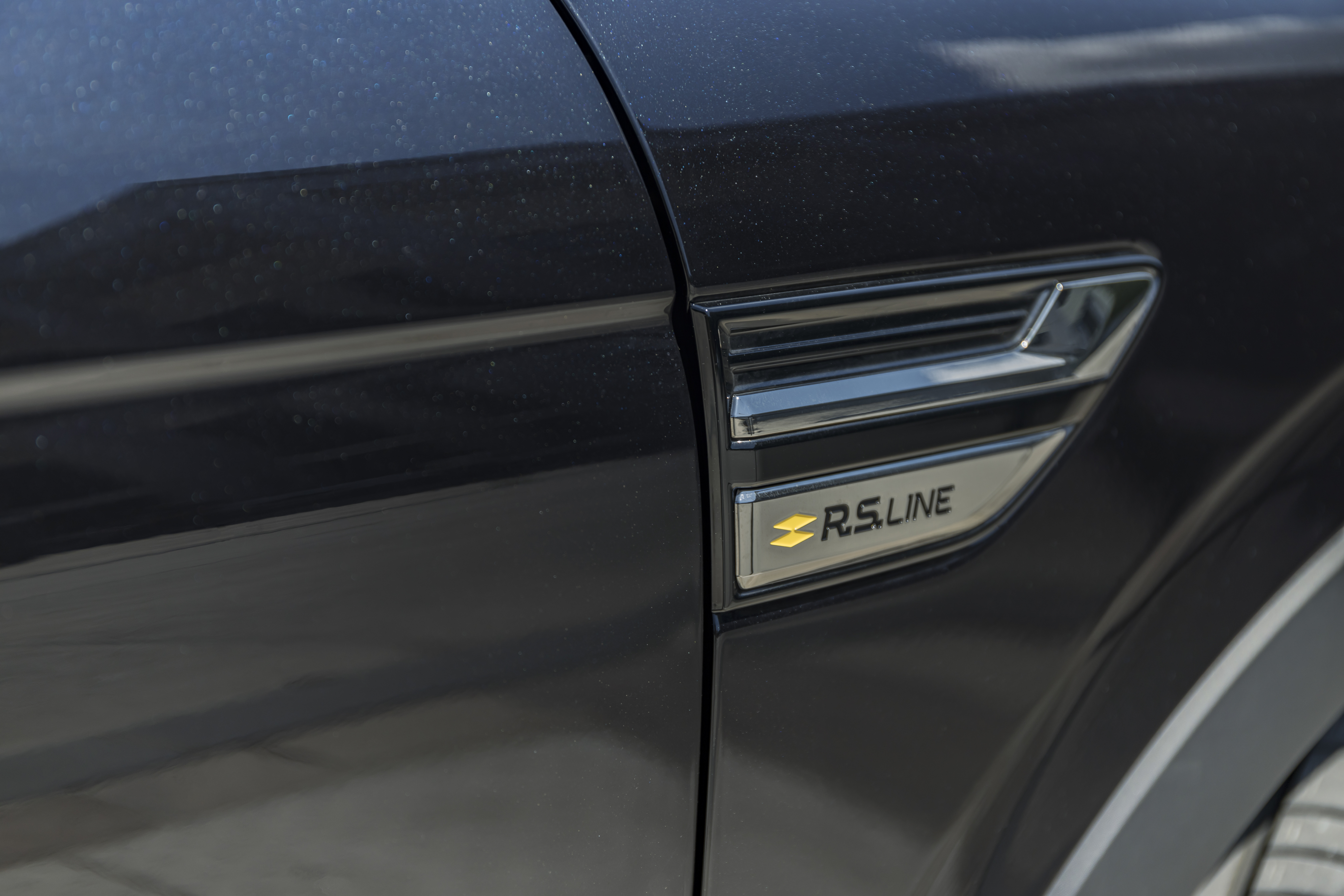 Uus kupee-linnamaastur Renault Arkana R.S.Line versioon embleem