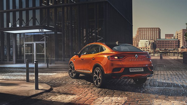 Uue oranži värvi kupee-linnamaasturi Renault Arkana lummav väliskujundus. 