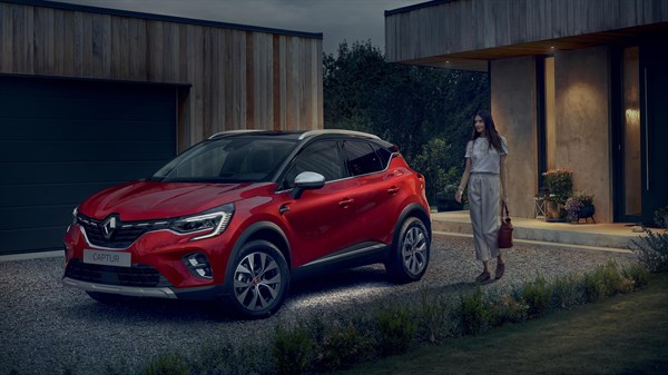 Auto võib osta Eestis või välismaal, naine punase Renault kõrval