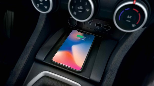 Renault Clio sisekujundus juhtmevaba laadimine