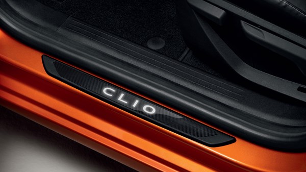Oranž Renault Clio lävepakuliistud sisekujundus