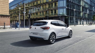 Valge Renault Clio hübriid E-TECH elektriljõul sõidud kere väliskujundus