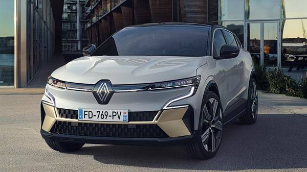 Uus Renault Megane E-TECH täiselektriline valge esiosa kullatud efektiga kroomelemendid